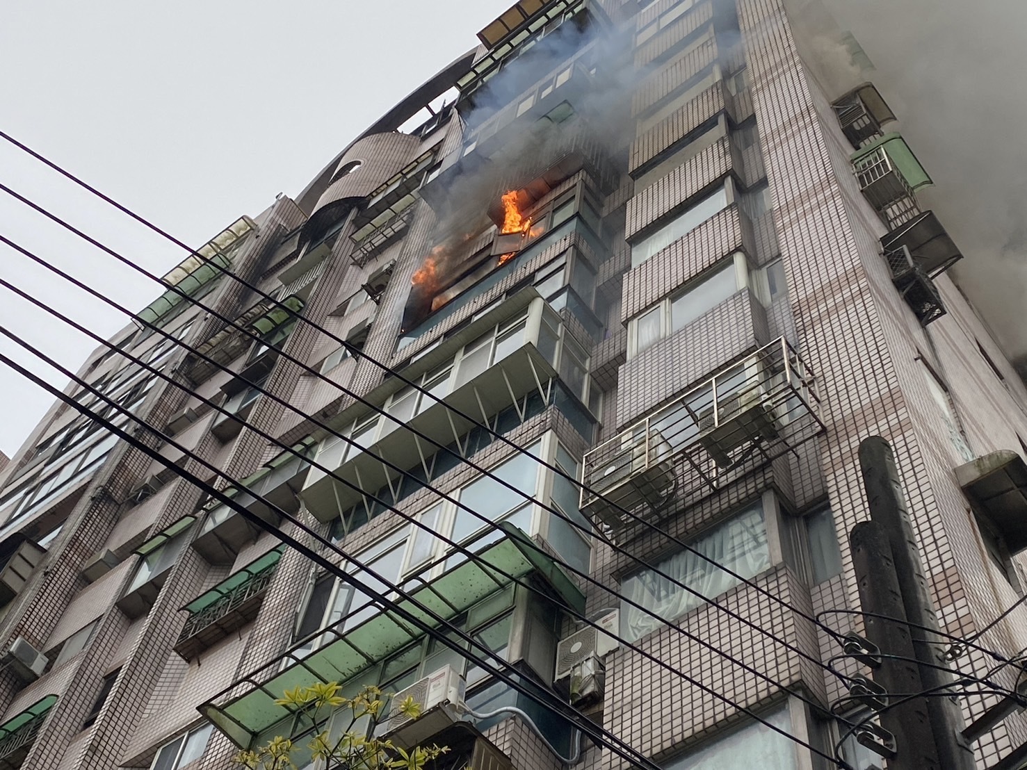 快訊／基隆社區大樓冒火！「9F濃煙狂竄」　警消出動10車救援
