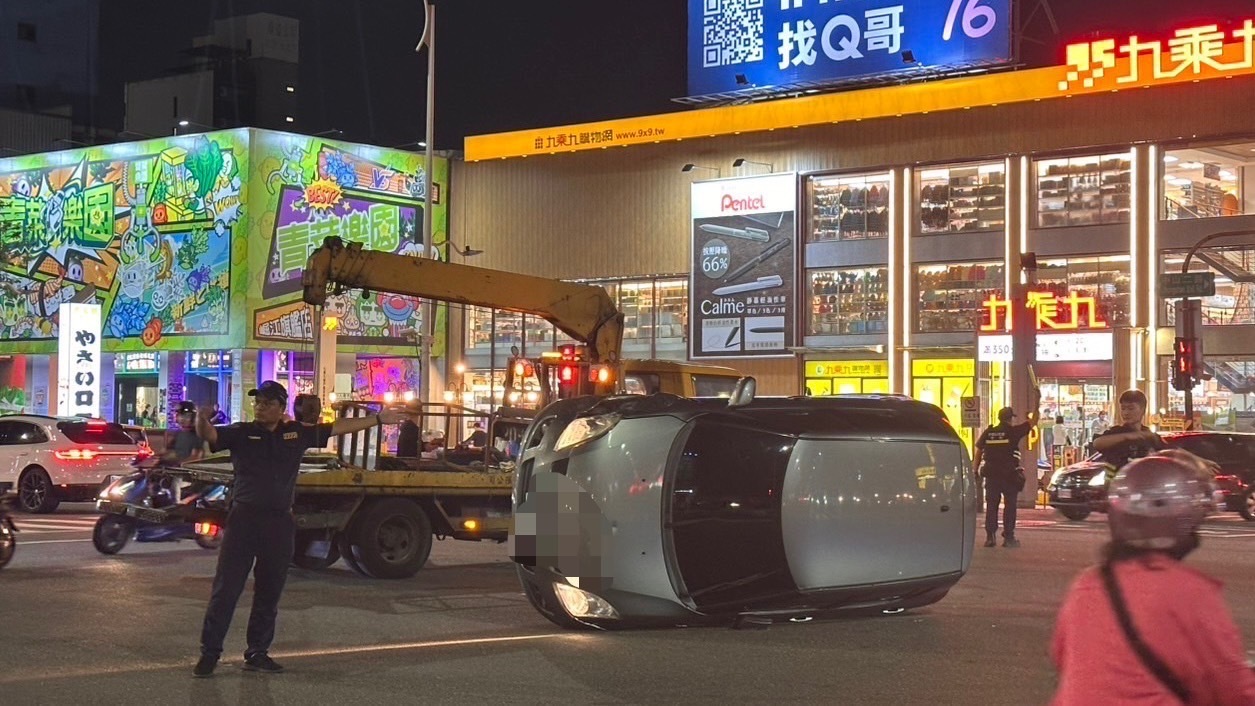 快訊／下班注意！高雄新崛江爆車禍　轎車擦撞小黃「路中央翻肚」塞爆