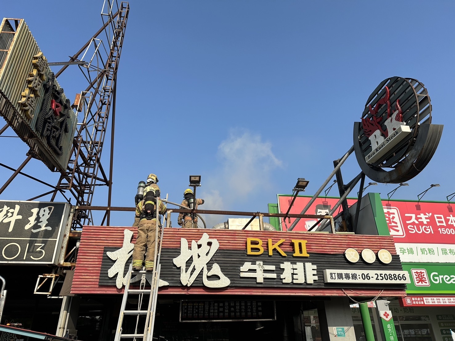 快訊／台南連鎖牛排店驚傳火警！排油煙管冒大量濃煙　警消急派31人搶救