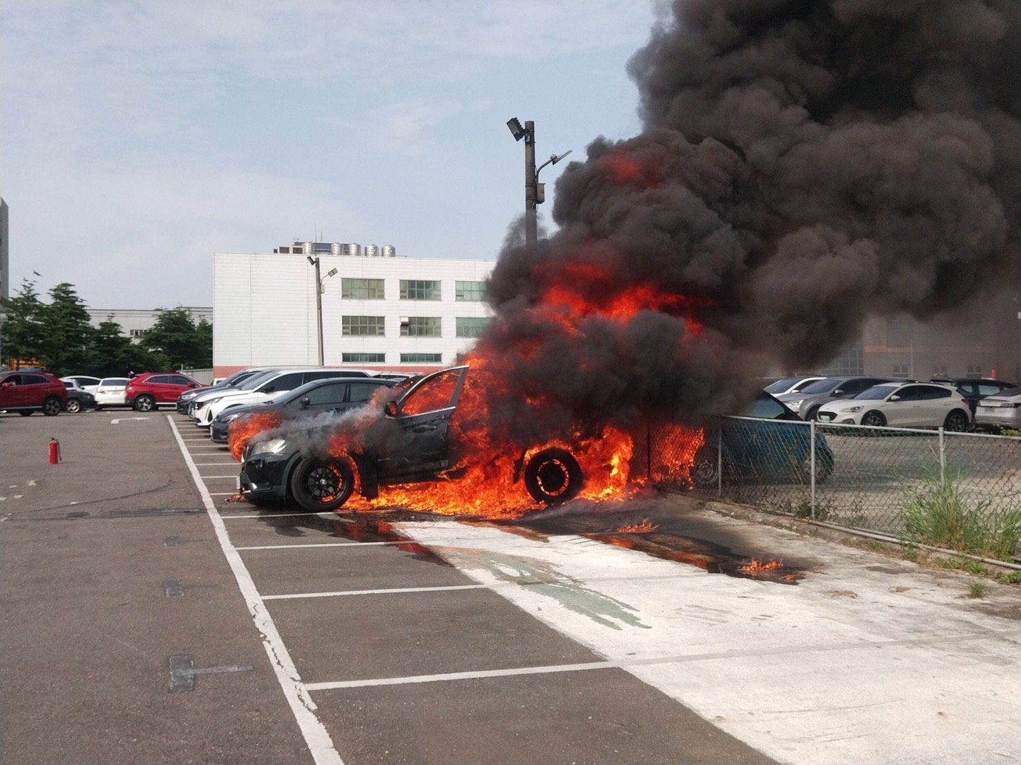 桃園驚傳火燒車！BMW休旅車「遭惡火吞噬」畫面曝　隔壁車超衰一起燒光