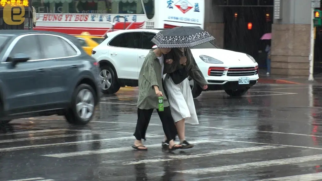 大雨狂炸中南部！「今晚到明晨」南部嚴防豪雨　轉晴時間點曝光