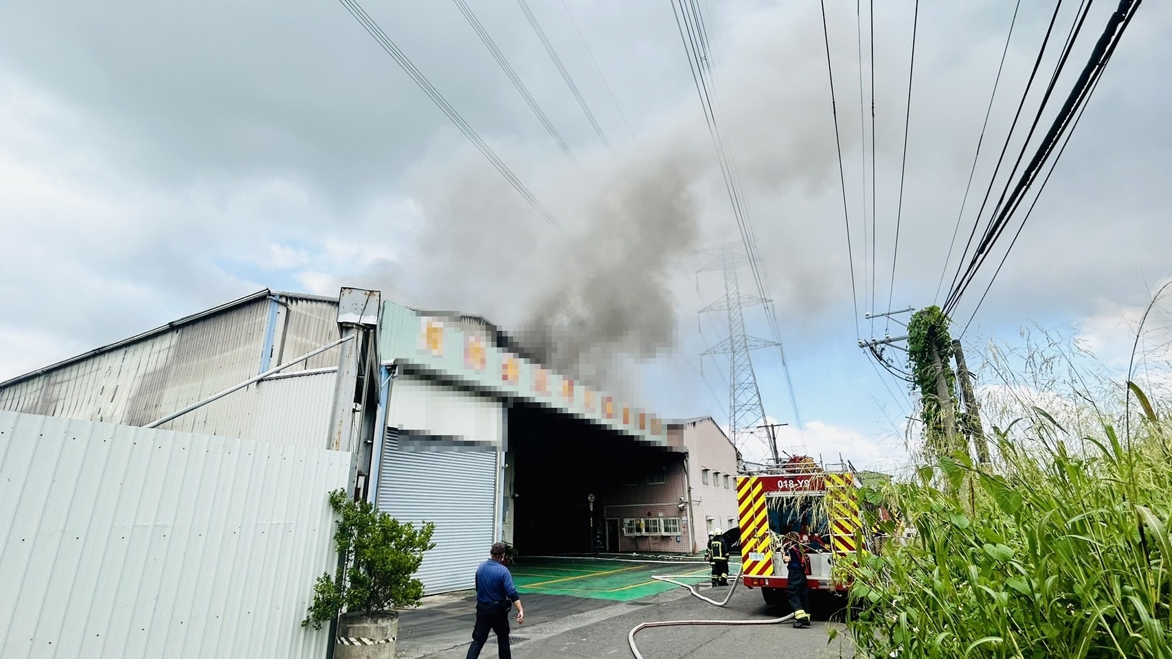 快訊／高雄鐵皮工廠燒起來！4人受困火場　57消防員緊急救援...現場畫面曝